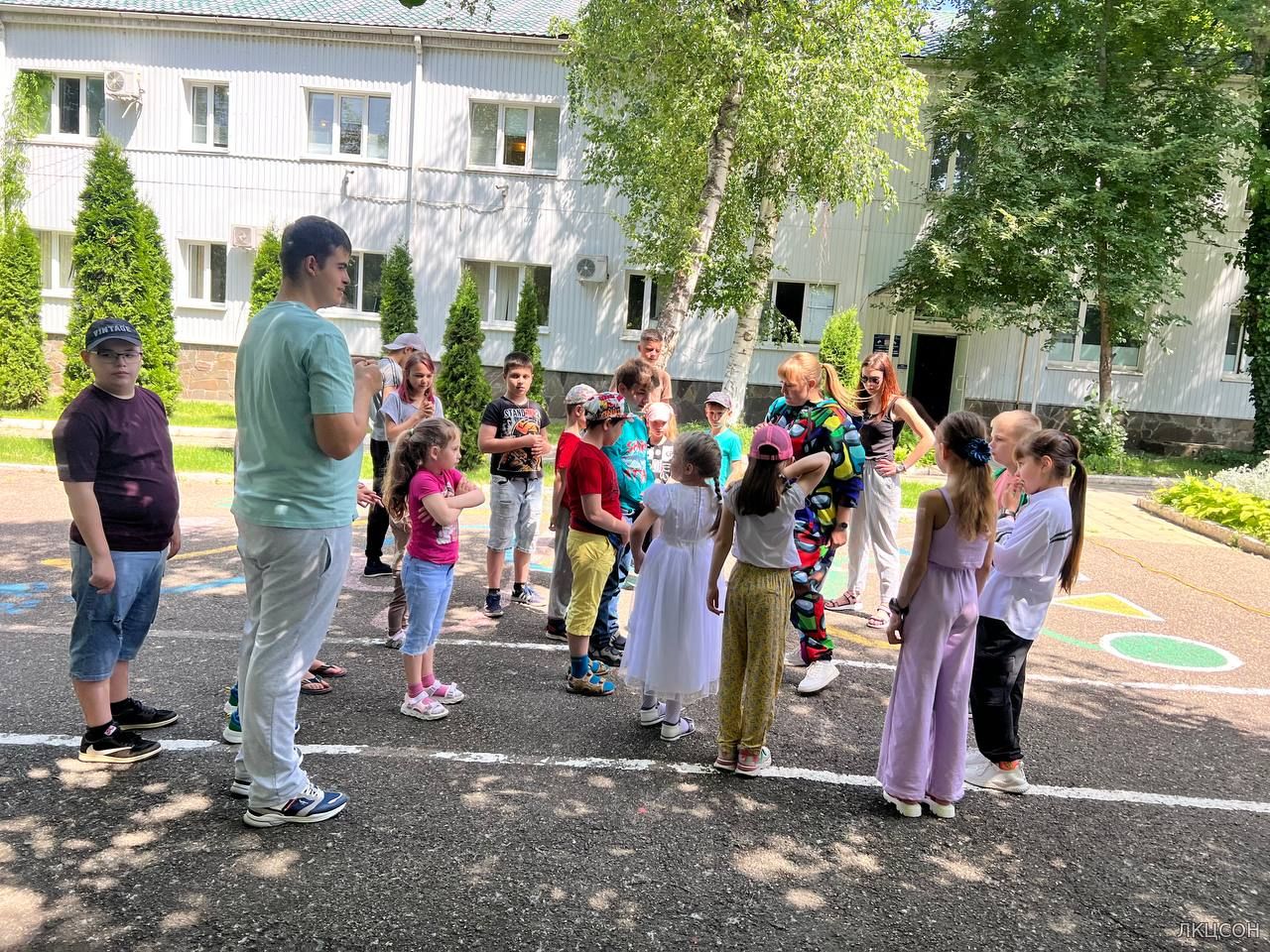 Пусть детство звонкое смеётся Пусть детство звонкое смеётся