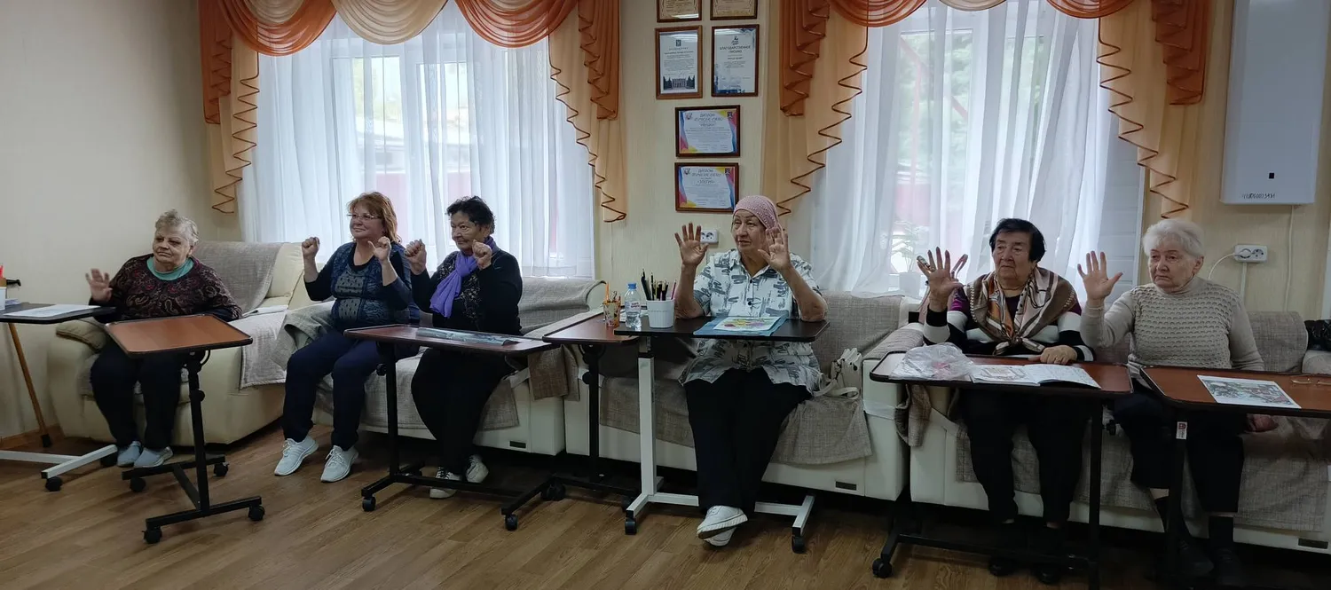 Пальчиковый «лайк» активному долголетию: как в Лермонтове продолжают внедрять практику Всероссийского проекта
