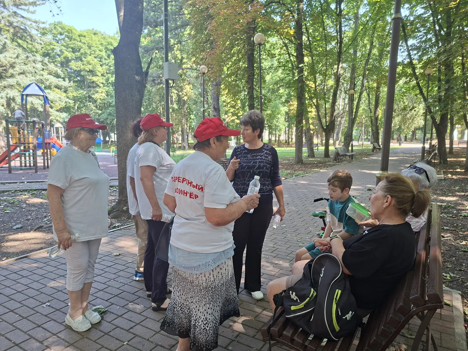«Серебряные» волонтеры приняли участие в летней волонтерской акции «Белая косынка».